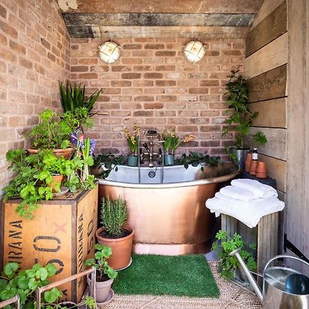 The Walled Garden At Cheshire Boutique Bathhouse นันท์วิช ภายนอก รูปภาพ