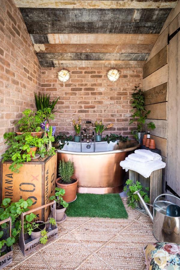 The Walled Garden At Cheshire Boutique Bathhouse นันท์วิช ภายนอก รูปภาพ